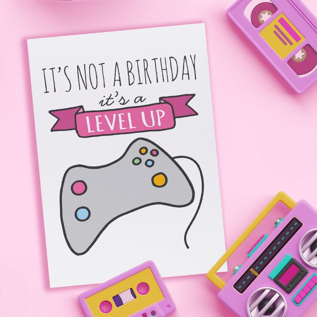 Tarjeta de cumpleaños de nivel superior (Give the perfect card for that special gamer in your life, featuring a computer game controller.)
