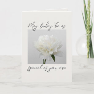 Tarjeta de cumpleaños de peonía con estética moder