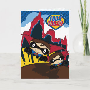 Tarjeta de cumpleaños de superhéroe en escena de l
