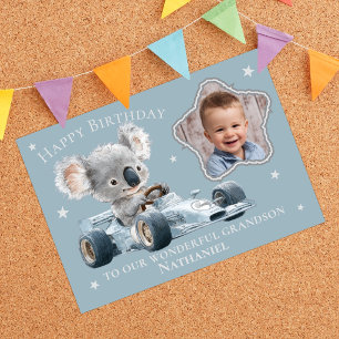 Tarjeta de cumpleaños de un koala en un coche de c