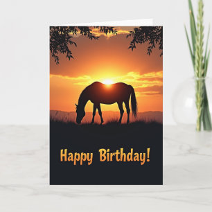 Tarjeta de cumpleaños del caballo en la puesta de