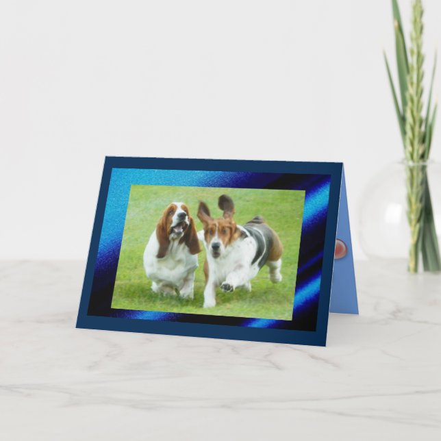 Tarjeta de cumpleaños divertida con cascos basset  (Anverso)