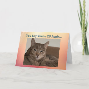 Tarjeta de cumpleaños divertida con gato escéptico