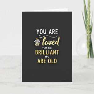 Tarjeta de cumpleaños dorada y amada