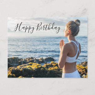 Tarjeta de cumpleaños feliz de yoga para meditació
