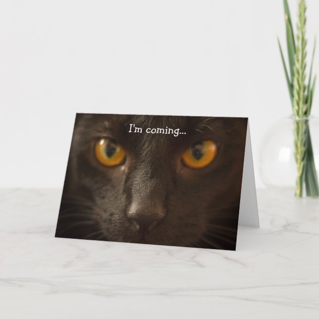 Tarjeta de cumpleaños feliz: se acerca un gato neg (Anverso)