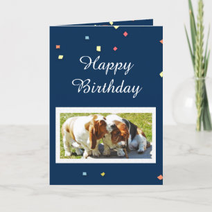 Tarjeta de cumpleaños linda con los perros y los