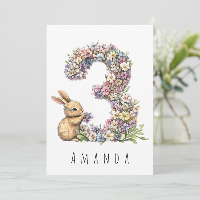 Tarjeta de cumpleaños número 3 del conejo floral (Anverso de pie)