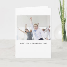 Tarjeta de cumpleaños para pasteles en sala de con