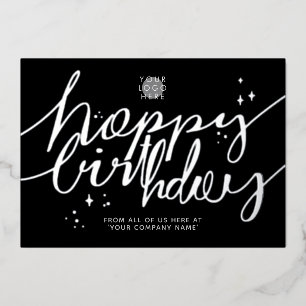 Tarjeta de cumpleaños plateada con logotipo y letr