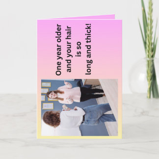 Tarjeta de cumpleaños sobre el vello del mentón