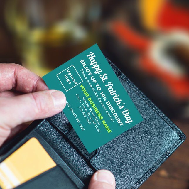 Tarjeta de descuento verde Verde azulada de Busine (Attract more customers this Saint Patrick's Day. Business Saint Patrick teal green discount card.)