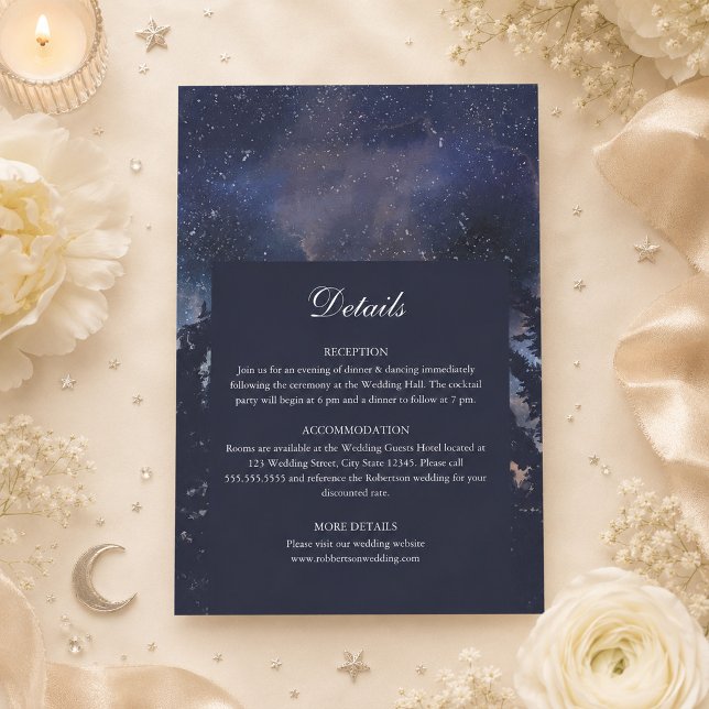 Tarjeta de Detalles de Boda Celestial Bosque Noctu (Starry Night Forest Celestial Wedding Details Card on a table with flowers and celestial decor)