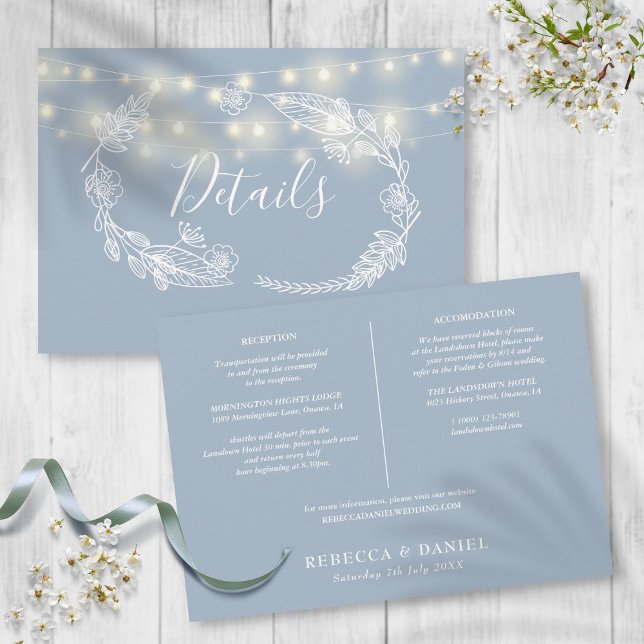 Tarjeta de Detalles de Boda con Luces de Cuerda en (Dusty Blue String Lights Wedding Details Card)