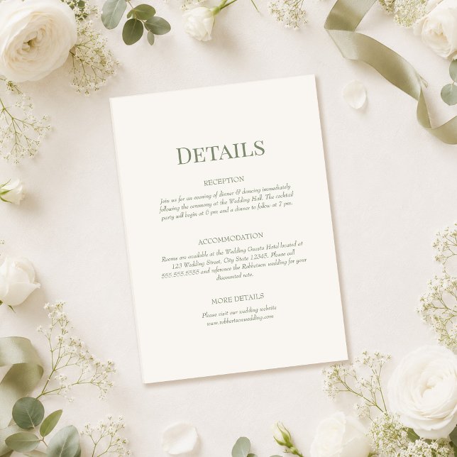 Tarjeta de Detalles de Boda con Monograma Verde Ol (Olive Green Monogram Wedding Details Card on a table with white roses and wedding decor)