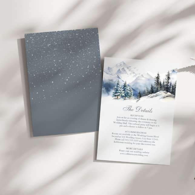 Tarjeta de detalles de Boda de Snowley Mountain &  (Snowy Mountain & Pine Trees Weddding Details Card on a sunny white table.)