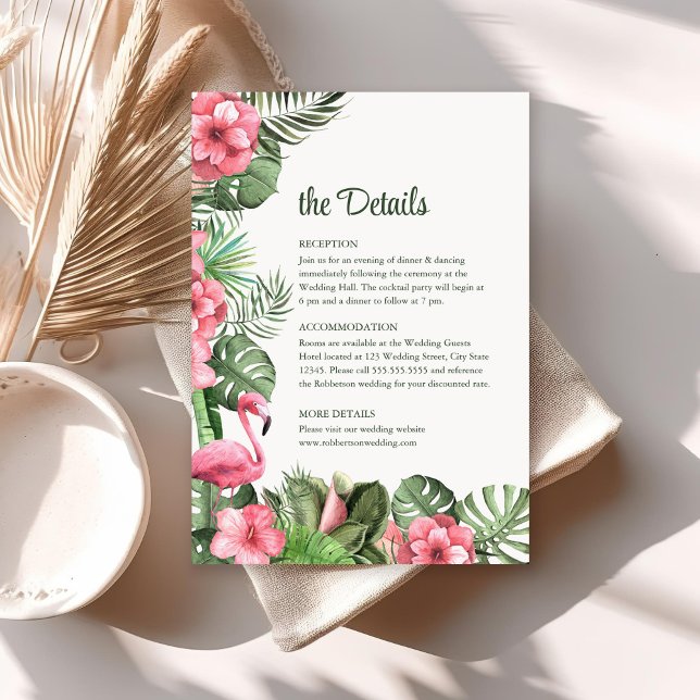 Tarjeta de detalles de flores tropicales y Bodas d (Tropical Flowers and Flamingo Wedding Details Card on sunny boho table.)
