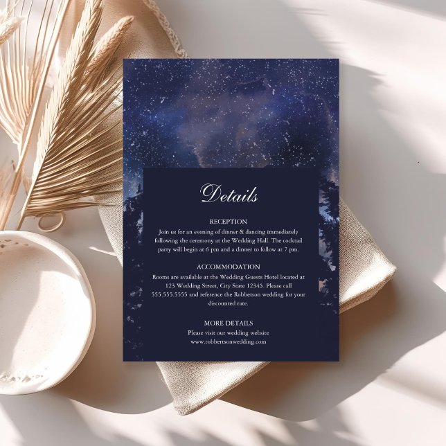 Tarjeta de detalles de Starry Night Forest Boda (Starry Night Forest Wedding Details Card on a sunny boho table.)