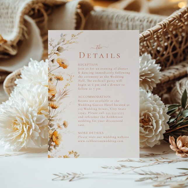 Tarjeta de detalles del Boda Boho Terracotta Wildf (Boho Terracotta Wildflowers Wedding Details Card on a sunny table with boho flower bouquet.)