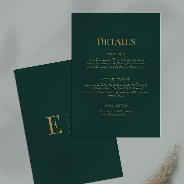 Tarjeta de detalles del Boda de monograma verde es (Emerald Green Monogram Wedding Details Card on a table.)