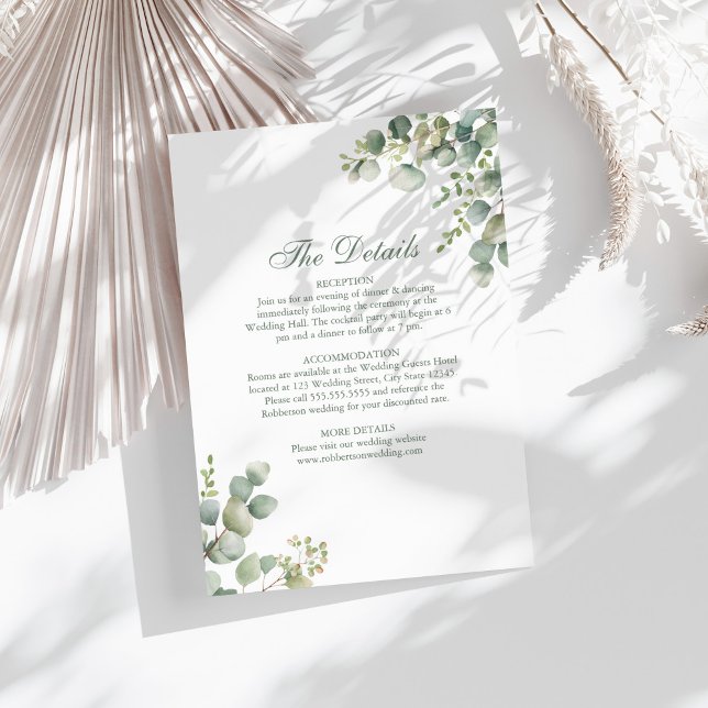 Tarjeta de detalles del Boda Eucalyptus (Modern Greenery Eucalyptus Wedding Details Card on a sunny neutral and white boho table.)
