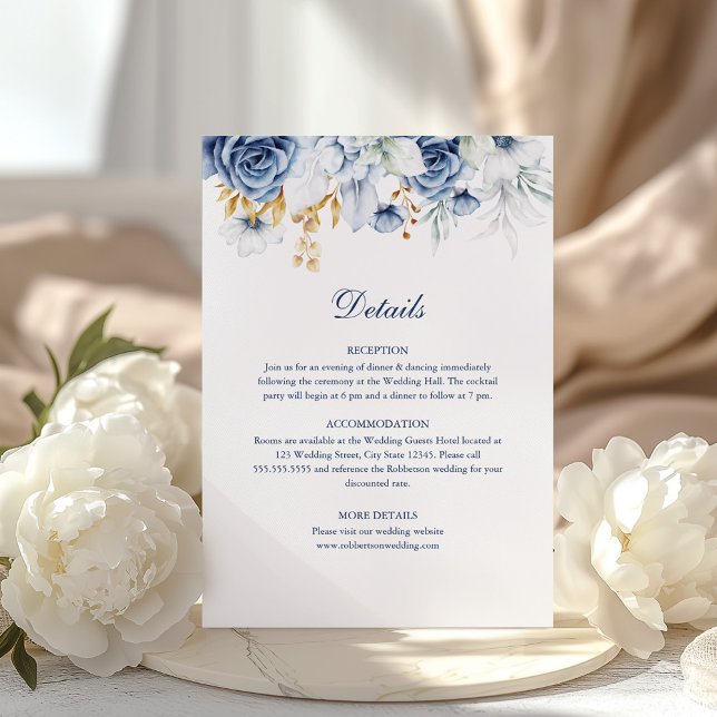 Tarjeta de detalles del Boda floral azul y dorado (Blue and Gold Floral Wedding Details Card on a sunny table with white peonies.)
