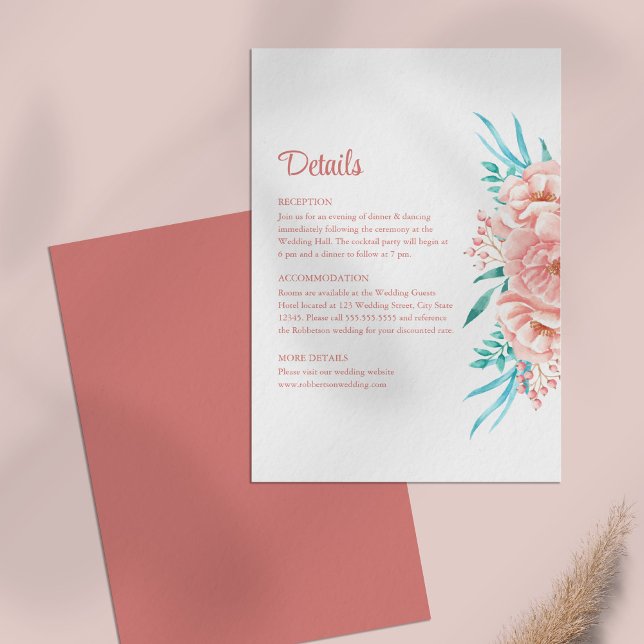 Tarjeta de detalles del Boda floral Peach and Tosc (Peach and Tosca Floral Wedding Details Card on a pale pink table.)