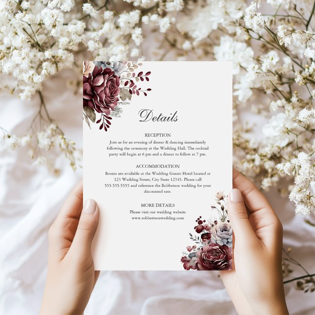 Tarjeta de detalles del Boda floral Sage Green & B (Sage Green & Burgundy Floral Wedding Details Card in hands next to tiny white flowers)