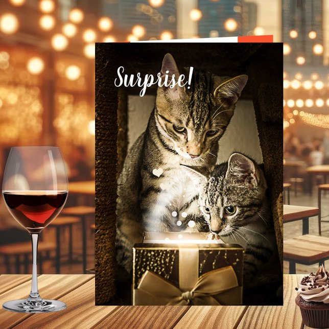 Tarjeta de El día de San Valentín de corazón de ga (Cute cat Valentine's Day card featuring a kitten who received a red heart toy to play)