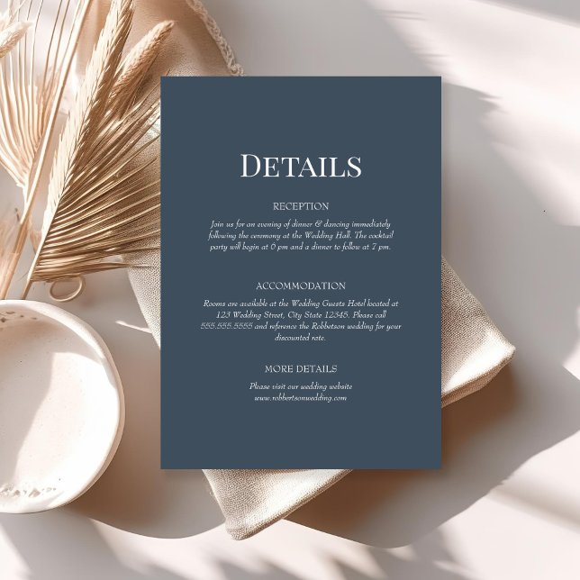 Tarjeta de envoltorio con detalles del Boda de col (Slate Blue Monogram Wedding Details Enclosure Card on a sunny neutral boho table.)
