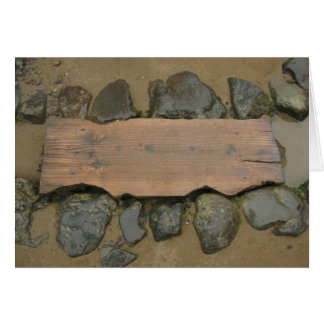Tarjeta de escalones de piedra en blanco