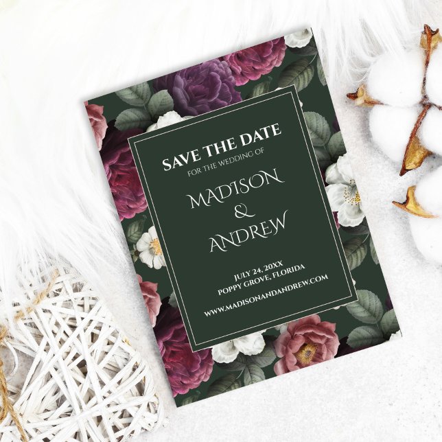 Tarjeta de Fecha de Boda para Guardar con Peonías  (Emerald Green Burgundy Peonies Save the Date Card on cozy white background with cotton flowers)