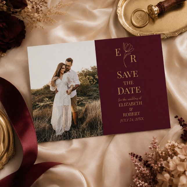 Tarjeta de fecha de guardado de foto de monograma  (Burgundy Floral Monogram Photo Save the Date Card on an a wedding table with elegant decor & flowers)