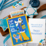 Tarjeta de felicitación Art Nouveau Retro Hanukkah<br><div class="desc">Hecho en un ilustracion de estilo Art Nouveau, esta mujer bien vestida de moda camina por su Doodle Dog igualmente bien vestido. Lleva una bolsa de compras de Hanukkah y sostiene una medusa en la mano. En el fondo se encuentra un paisaje urbano de arte deco con gentiles ráfagas de...</div>