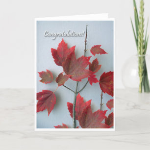 Tarjeta de felicitación con hojas de arce otoñales