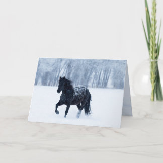 Tarjeta de felicitación de caballo negro en la nie