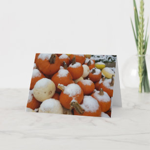 Tarjeta de felicitación de calabazas en la nieve
