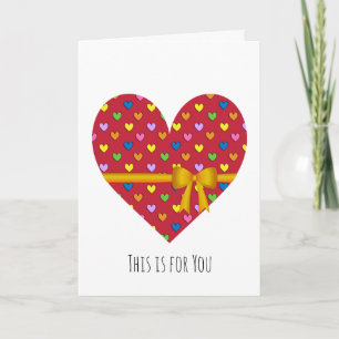 Tarjeta de felicitación de corazón rojo con lazo