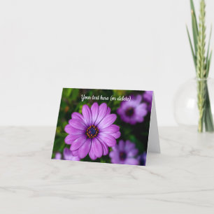 Tarjeta de felicitación de flor de margarita morad
