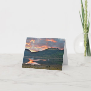 Tarjeta de felicitación de la puesta de sol sobre