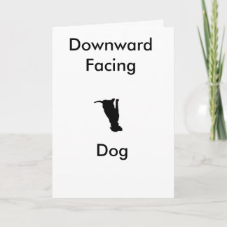 Tarjeta de felicitación de perro de yoga hacia aba