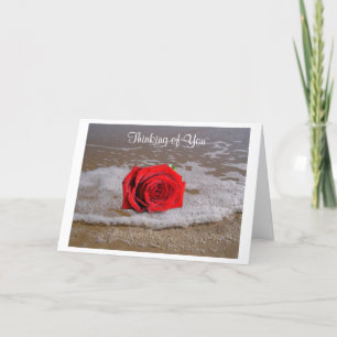 Tarjeta de felicitación de rosa roja en la playa p