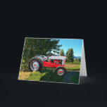 Tarjeta de felicitación del Tractor Blanco y Rojo<br><div class="desc">Este tractor es un tractor vintage completamente restaurado estacionado cerca de un campo de alfalfa en el cinturón verde del sur de Utah. Dale a tu ventilador de tractor una tarjeta que él o ella amarán.</div>