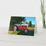 Tarjeta de felicitación del Tractor Blanco y Rojo<br><div class="desc">Este tractor es un tractor vintage completamente restaurado estacionado cerca de un campo de alfalfa en el cinturón verde del sur de Utah. Dale a tu ventilador de tractor una tarjeta que él o ella amarán.</div>