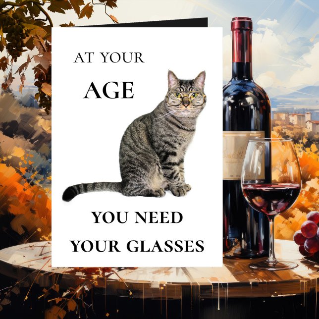 Tarjeta de felicitación divertida del cumpleaños (A cute and funny birthday card featuring a cat with glasses on the front and wine glasses inside)