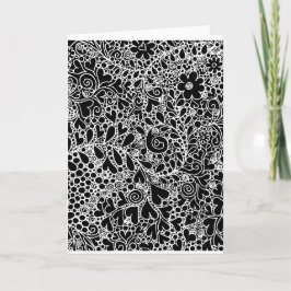 Tarjeta de felicitación doblada con flores y coraz