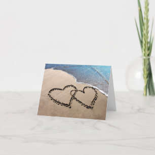 Tarjeta de felicitación Dos corazones en la arena