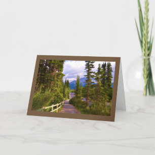 Tarjeta de felicitación en blanco de la montaña y