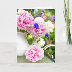 Tarjeta de felicitación en blanco de peonías rosas