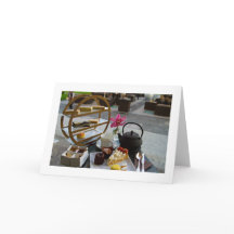 Tarjeta de felicitación en blanco plegado por el t